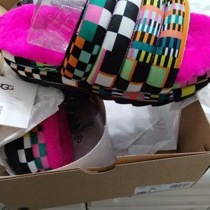 UGG Maxie check slides